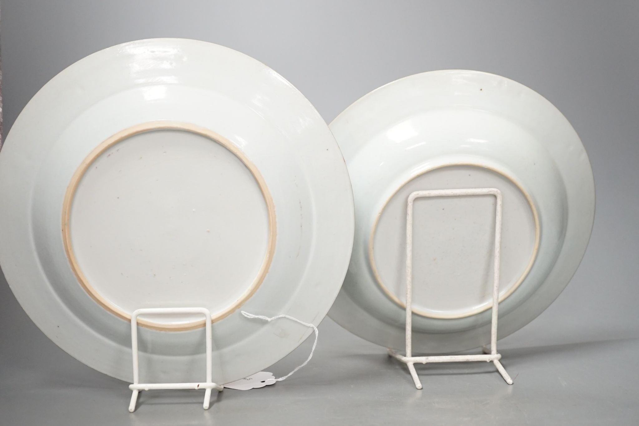 Two Chinese Export Famille rose plates, Qianlong period 23cm